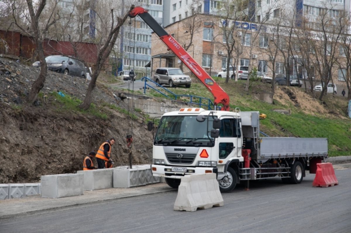 在符拉迪沃斯托克，道路正在维修，挡土墙正在加固