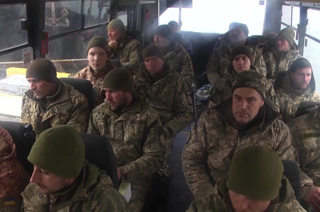 Сдавшиеся военнослужащие Украины в автобусе в Севастополе. Группу из 82 военнослужащих ВСУ, которые отказались от сопротивления и добровольно сложили оружие в районе острова Змеиный, доставили в Севастополь.