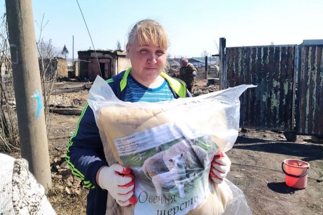 Жители, чьи дома уничтожил огонь, получили первые выплаты в 15 тыс. руб. и гуманитарную помощь. 