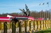 В Риге полиция оградила парк Победы забором с флагами Украины и Латвии. 9 мая цветы к памятнику Освободителям можно было возложить только через сотрудников полиции.
