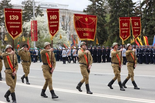Парад Победы традиционно проходит на площади Республики.