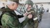 Начальник штаба Южного военного округа генерал-полковник Сергей Кузовлев (слева) вручает государственную награду военнослужащему, проявившему мужество и героизм в ходе спецоперации на Украине