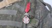 Военнослужащий, награжденный медалью ордена «За заслуги перед Отечеством», на церемонии награждения государственными наградами в ходе спецоперации на Украине