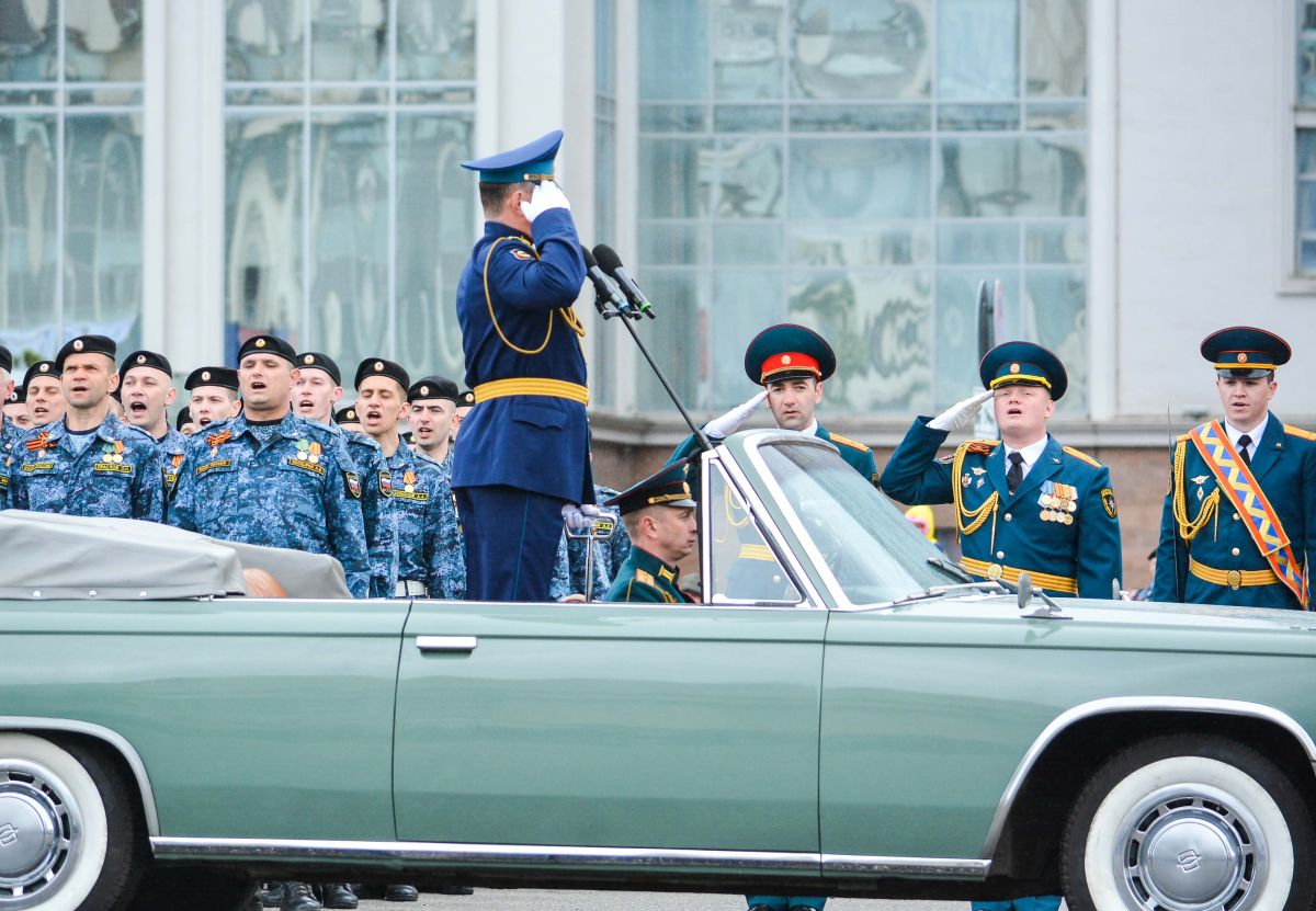 Генеральский поцелуй и поклон оркестра. Чем запомнился парад Победы в Туле  | АиФ Тула