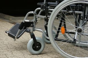 Девочка уже смогла сесть в коляску, чтобы погулять во дворе.