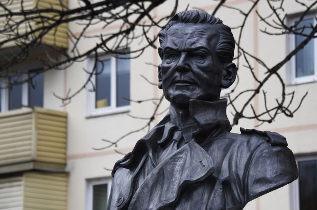 Во Владивостоке неизвестные облили краской памятник Зорге