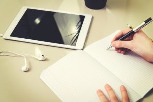 Лже-брокеры провели для мужчины курс видеоуроков по инвестированию.