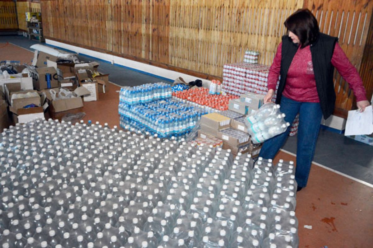 Волонтерам на донбасс платят. Волонтеры разгружают гуманитарную помощь. Фото работа волонтёров на Донбассе. Тонны денег на Украине.