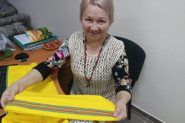 Заведующая отделом музея Раиса Решетникова шила национальное платье для внучки