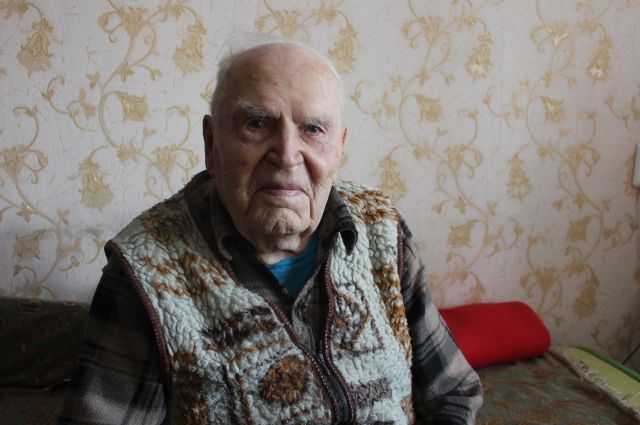 В свои 96 лет Александр Васильевич сам ходит в магазин, готовит себе обеды, принимает гостей.
