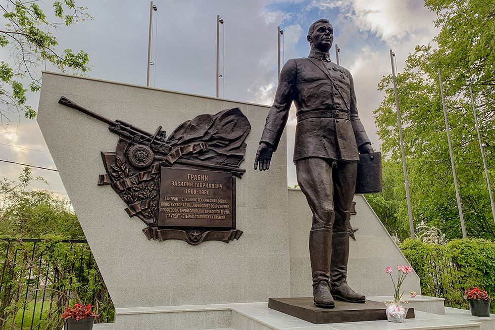 Автором памятника является краснодарский скульптор Владимир Золотухин.