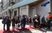 Возложение цветов на митинге в честь переименования площади Конституции в Донецке именем Героя РФ Нурмагомеда Гаджимагомедова, погибшего в ходе спецоперации на Украине
