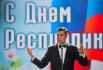 Актёр Дмитрий Дюжев выступает на праздничном концерте в Донецке, посвящённом Дню Республики
