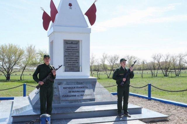 В селе Рыжковка Переволоцкого района обновили обелиск участникам Великой Отечественной войны. 