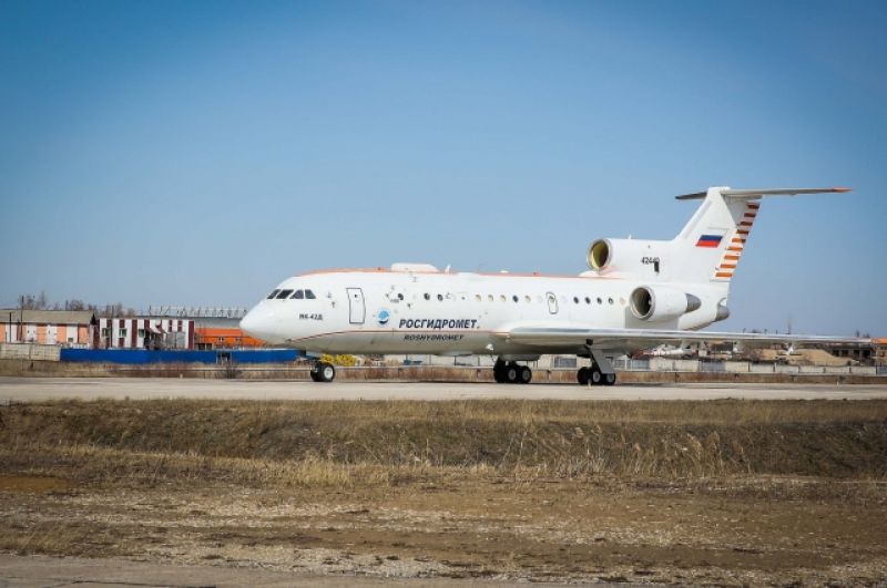 Самолет-зондировщик Як-42 для вызова искусственных осадков приземлился в Якутске днем 13 мая.