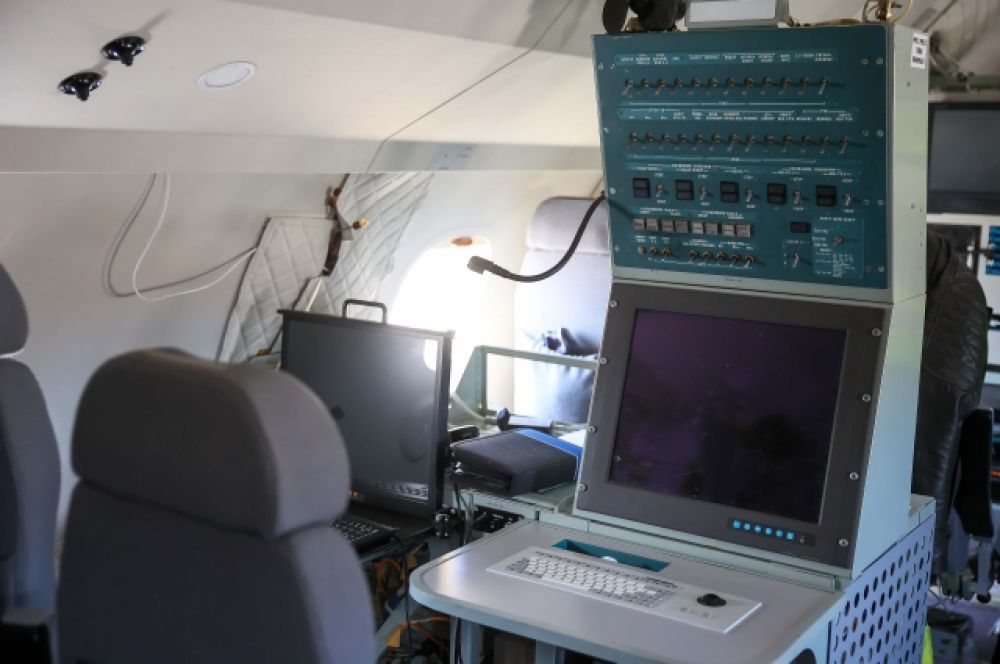 Внутри самолета стоит современное оборудование для контроля вызова искусственных осадков.
