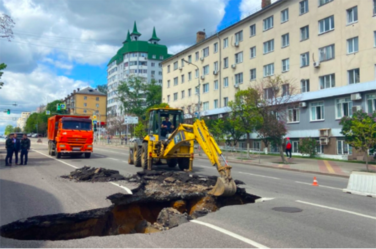 Город 48. Провалился асфальт в Липецке. Советский асфальт. Провалился асфальт на Советской Липецк. Обвал в Липецке.