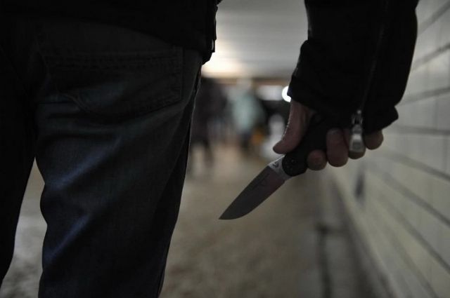 Вооруженный ножом и топором мужчина напал на прохожих в Выксе