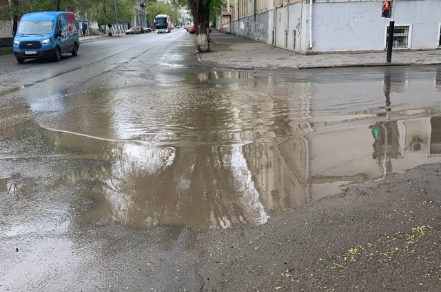 «Озеро» на асфальте по улице 9 января на пересечении с улицей Пушкинской в Оренбурге.  