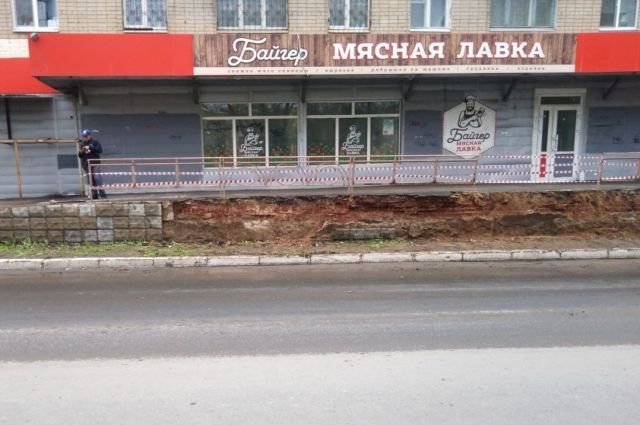 В центре Оренбурга разрушилась подпорная стена жилого дома.