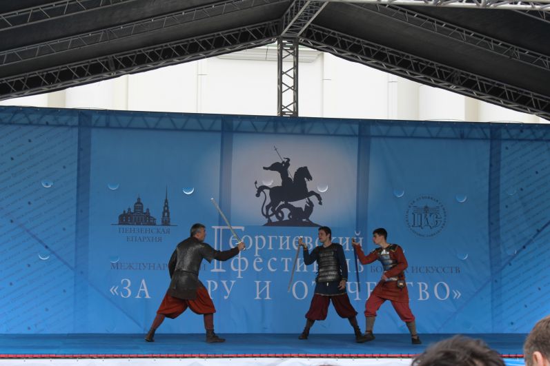 Фестиваль открыл бой на мечах. 