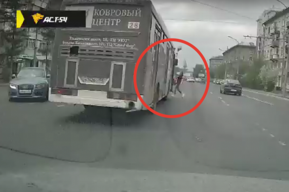 Автобус сбил пешехода. Водитель автобуса Новосибирск. Водитель троллейбуса сбила девочку. Троллейбус наехал на девочку.