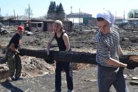 Студотрядовцы разбирали завалы сгоревших домов и разгружали гуманитарную помощь.