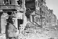 Русский солдат идет по разрушенным улицам освобожденной Познани. 24.02.1945