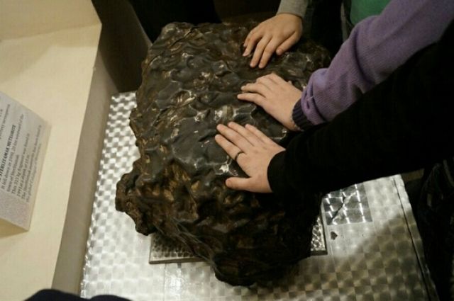 Самый крупный найденный осколок Стерлитамакского метеорита сейчас хранится в Музее археологии и этнографии РАН в Уфе. Его разрешают трогать руками.