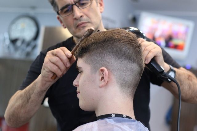 Проходимость обслуженных клиентов в парикмахерской в среднем достигает до 100 человек в неделю
