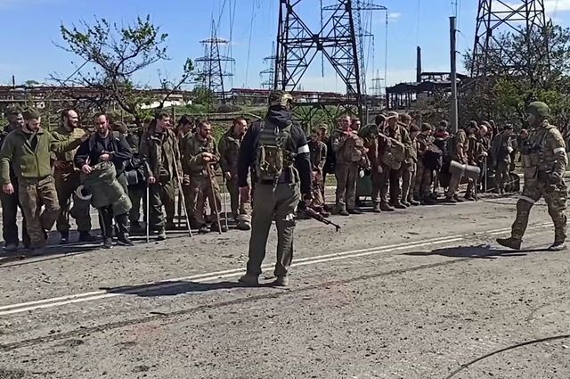 Сдавшиеся в плен украинские военнослужащие и боевики на территории комбината «Азовсталь» в Мариуполе.