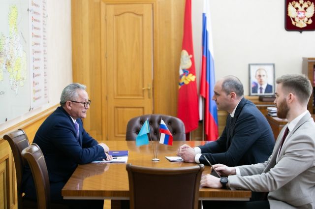 Губернатор Денис Паслер встретился с генеральным консулом Казахстана в Астрахани Таубалды Умбетбаевым.