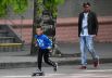 Мальчик едет на скейтборде на одной из улиц Мелитополя