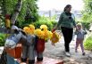 Воспитатель с детьми на прогулке в детском саду в Мелитопольском районе