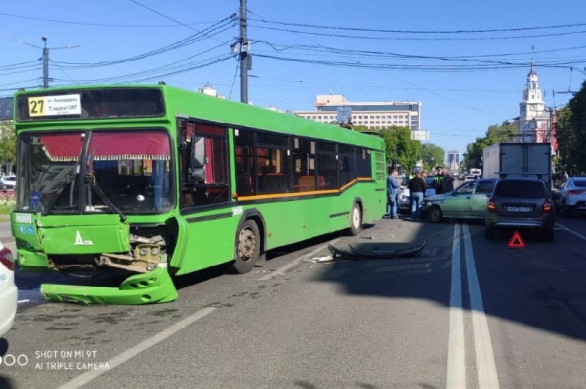 В Воронеже автобус №27 столкнулся с ВАЗ-2112 | АиФ Воронеж