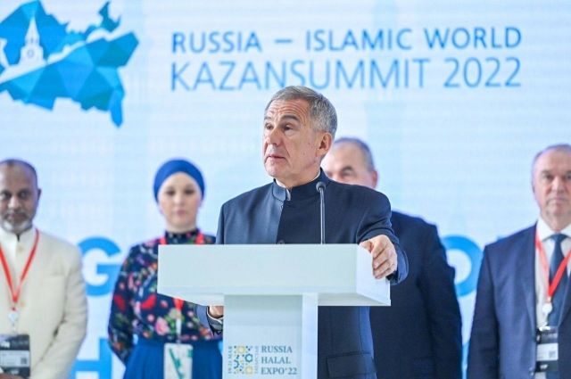 Рустам Минниханов выступает на саммите «Россия – исламский мир: KazanSummit».