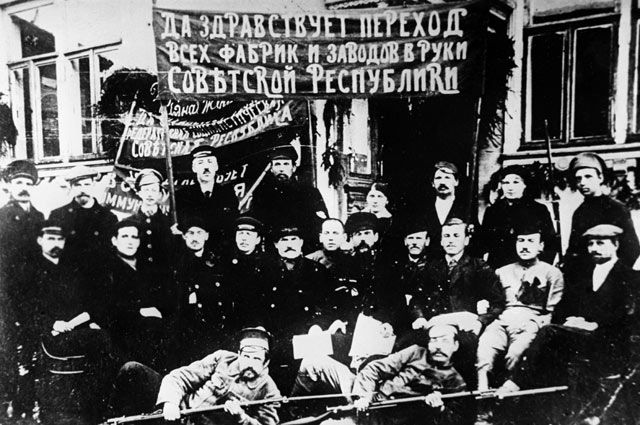 Рабочие «Ликинской мануфактуры» — первого национализированного большевиками предприятия. 1917 год.