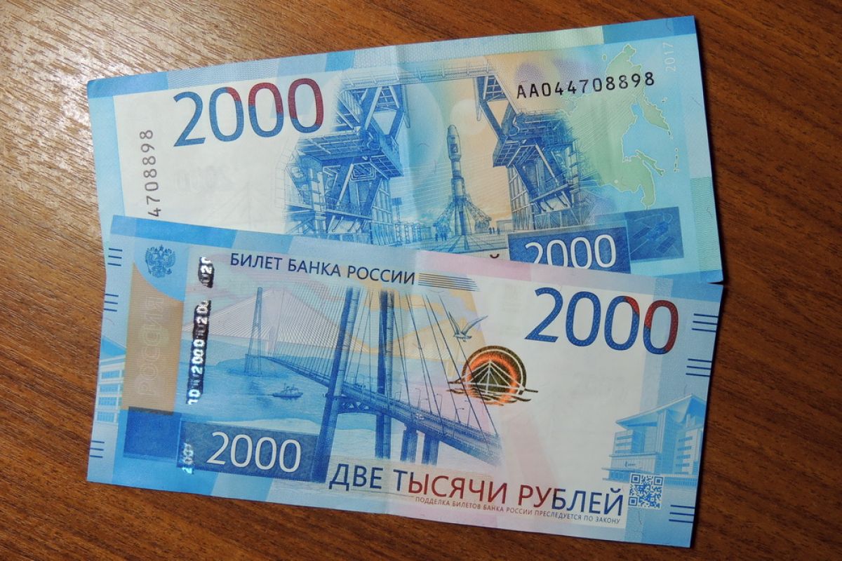 3000 российских рублей