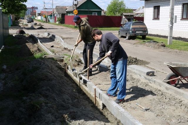 В переулке Герцена в Брянске впервые начали делать тротуар