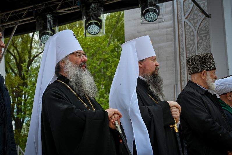 На церемонии закладки Соборной мечети Казани присутствовал митрополит Казанский и Татарстанский Кирилл. 