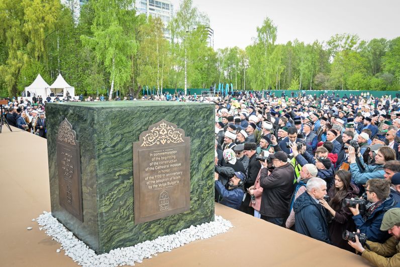 В Казани установили памятный камень на месте возведения Соборной мечети. 