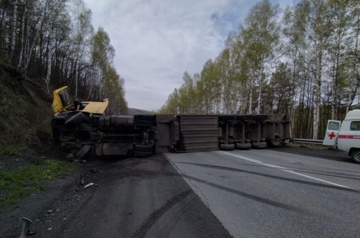 Опрокинутая фура перегородила трассу М-5 в Челябинской области | АиФ  Челябинск