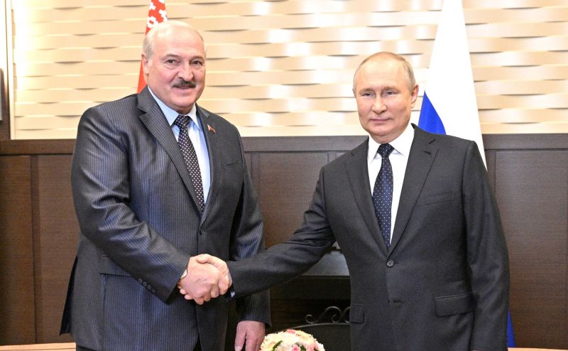 Президент России Владимир Путин и президент Белоруссии Александр Лукашенко (справа налево) во время встречи в резиденции «Бочаров ручей»