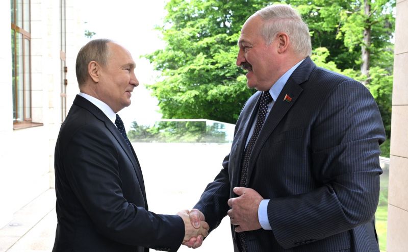 Президент России Владимир Путин и президент Белоруссии Александр Лукашенко (слева направо) во время встречи в резиденции «Бочаров ручей»
