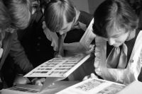 Юные филателисты рассматривают марки. 1981 г.