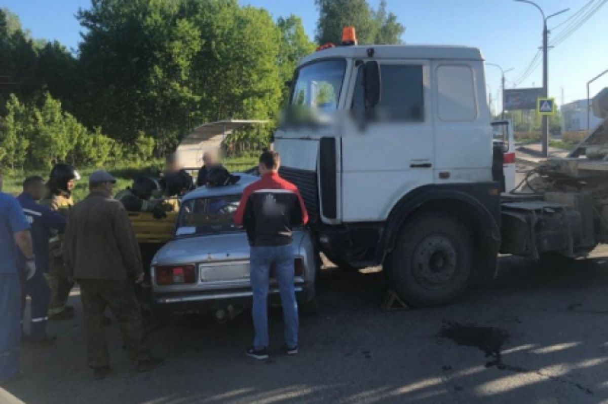 Водитель и пассажирка ВАЗ пострадали в ДТП с грузовиком в Томске | АиФ Томск