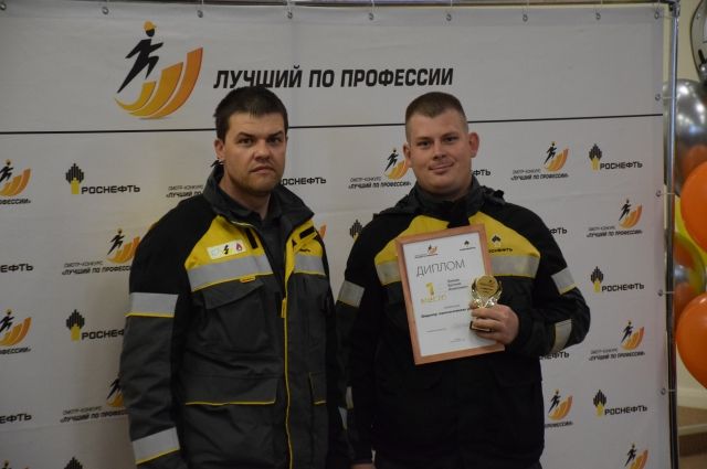 Заместитель главного инженера РНПК Григорий Грязнов вручил Евгению Зайцеву (на фото справа) заслуженную награду.