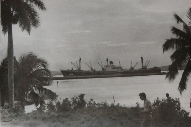 Корабль «Металлург Аносов» разгружает груз (возможно, ракеты) на Кубе. Дата фото: возможно с июня 1964 г. по декабрь 1965 г.