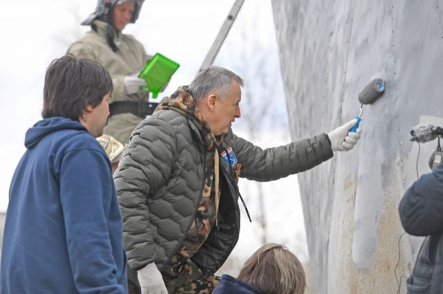 На субботник по уборке территории вокруг монументов на Дороге жизни приняли участие и губернатор А. Дрозденко, и ленинградская молодежь.