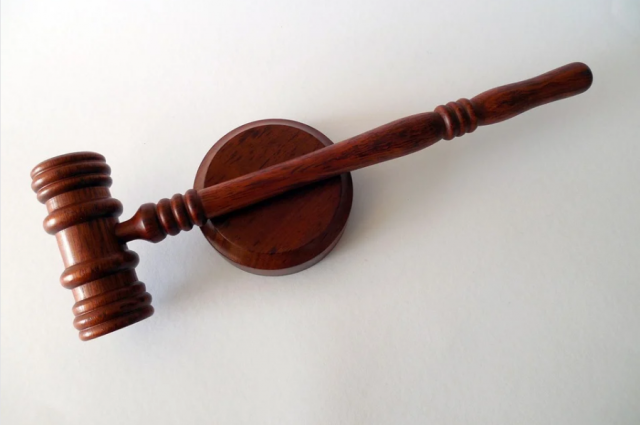 Суд приговорил блогера Репейника к трем годам за нападение на женщину